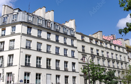 Façades blanches, rue parisienne