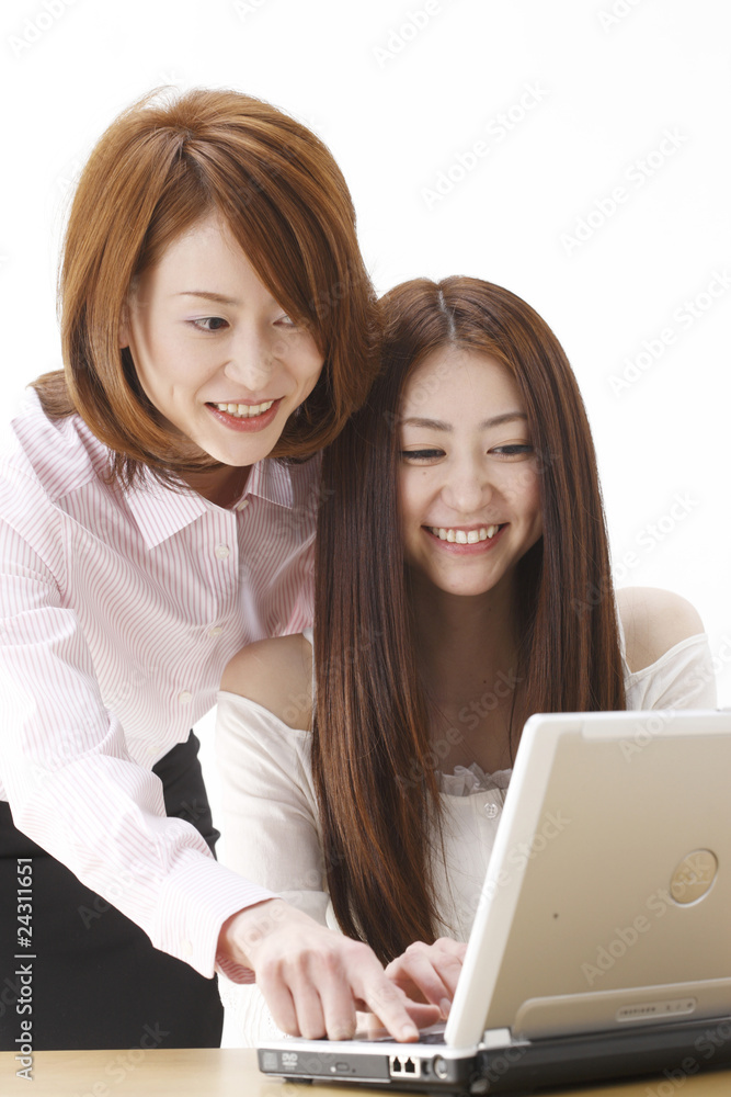 パソコンする二人の女性 パソコンする二人の女性