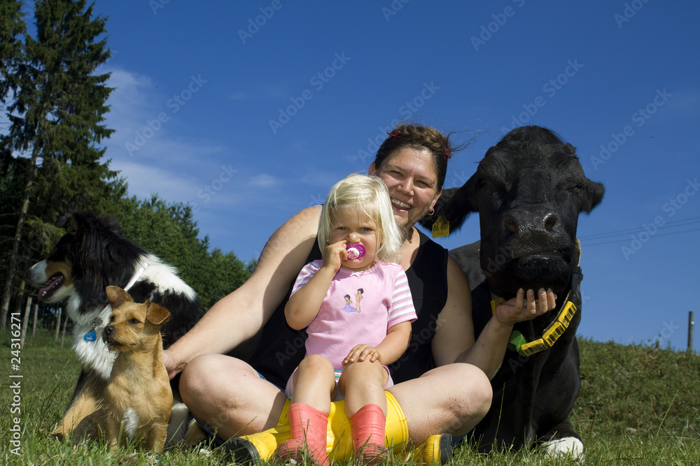 Fototapeta premium Kind Frau Hunde Ferien auf dem Bauernhof