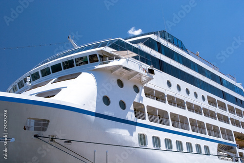 Cruise Ship © AVD
