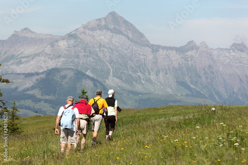 quatre randonneurs en montagne