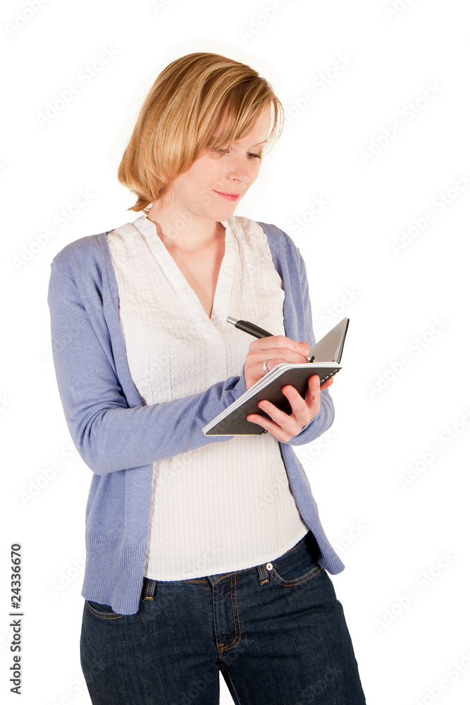 Junge Frau schreibt in ein Notizbuch Junge Frau schreibt in ein Notizbuch
