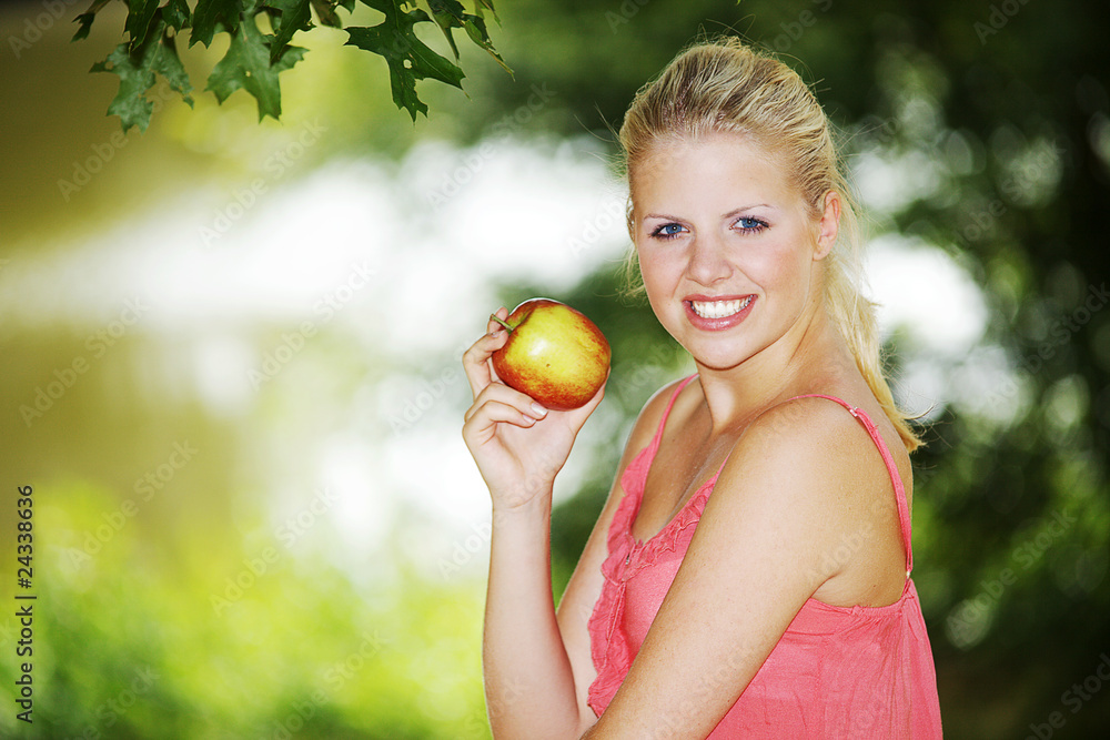 Frau lacht sympatisch mit Apfel Porträt Frau lacht sympatisch mit Apfel Porträt