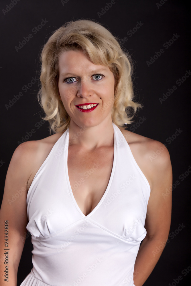 Fototapeta premium Blonde Frau mit Kleid im Stil der 1950er