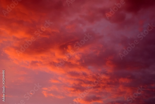 Gewitterwolken in der untergehenden Abendsonne © mikebause