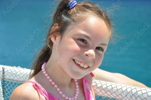 portrait fillette de 8 ans heureuse sur le bâteau de croisière