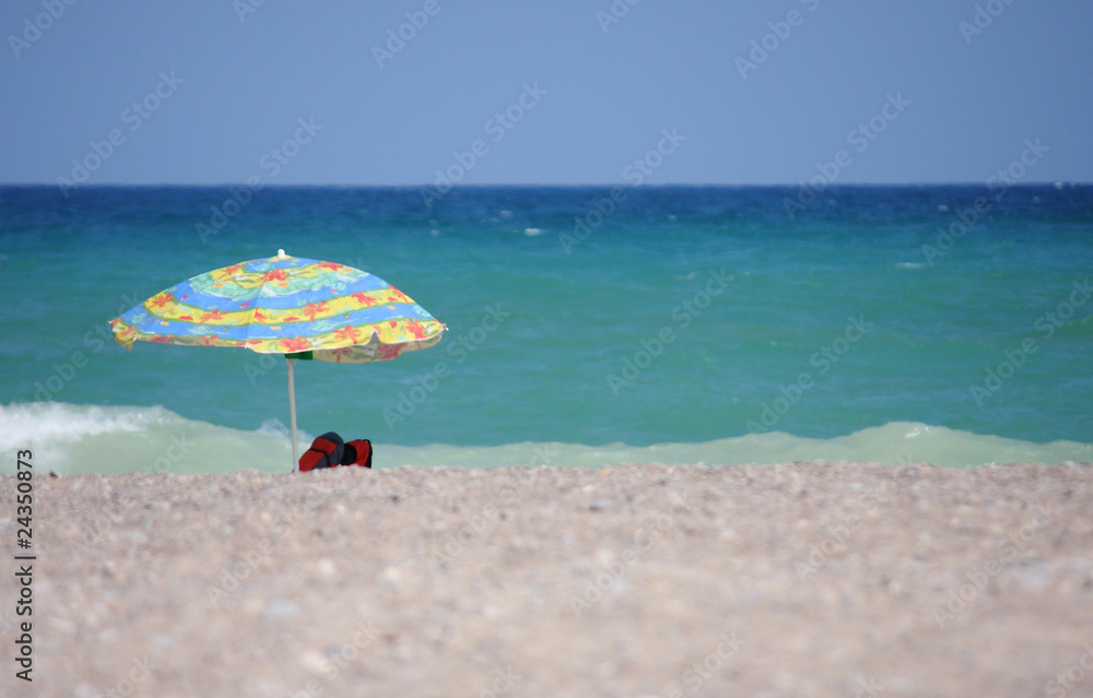 Sombrilla en un playa del Mediterráneo Sombrilla en un playa del Mediterráneo