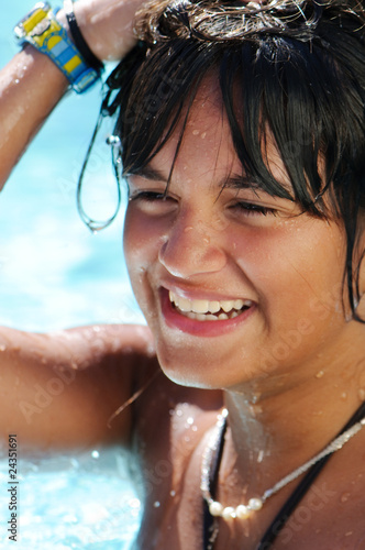 Seitliches Portrait des lachenden Sommermädchens photo