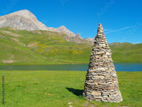 Cairn et lac photo