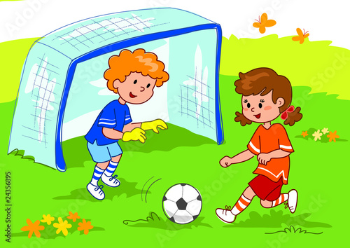 Bambino e bambina giocano a calcio