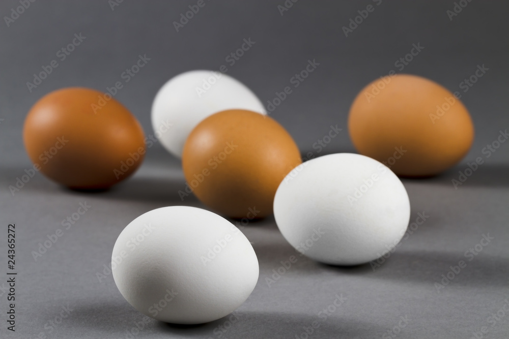 drei weisse und drei braune eier auf grauem hintergrund drei weisse und drei braune eier auf grauem hintergrund
