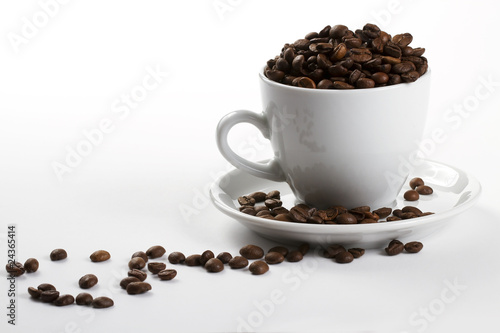 eine kaffeetasse gefüllt mit kaffeebohnen