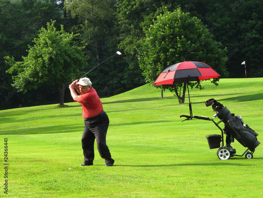 Was Ist Die Beste Höhe Für Diamanten 1.18 Seniorengolfer beim Fairwayschlag Stock-Foto | Adobe Stock