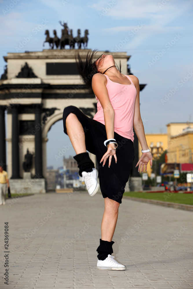 woman modern dancer in sity against classic arch