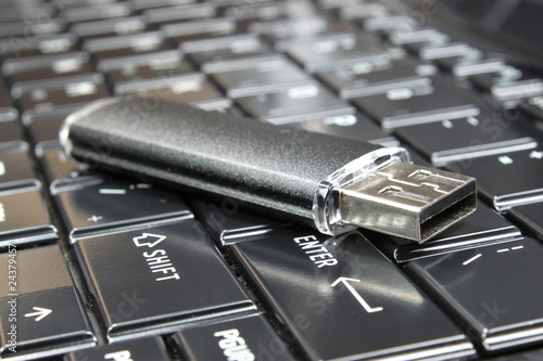 USB Stick mit Notebook photo