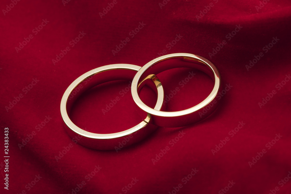 goldene trauringe auf rotem samt goldene trauringe auf rotem samt