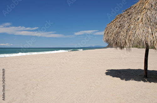 Cuadro en lienzo Ocean, beach, sand and palapa
