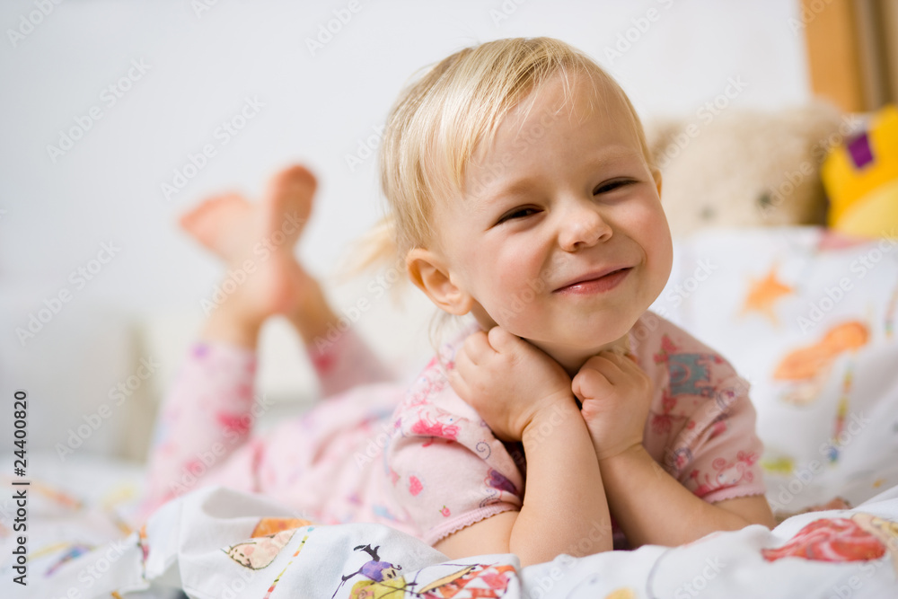 little girl in bed - obrazy, fototapety, plakaty 