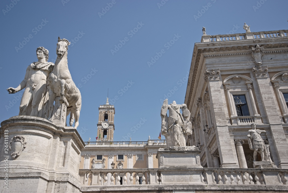 Roma, Campidoglio, Dioscuro, Trofei e statua di Costantino