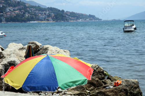 strand mit sonnenschirm und boot