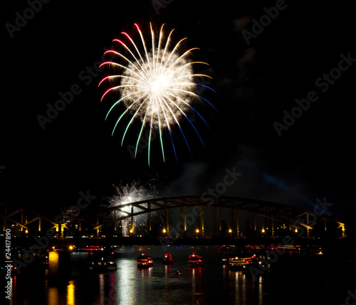 Feuerwerk über dem Rhein © Circumnavigation