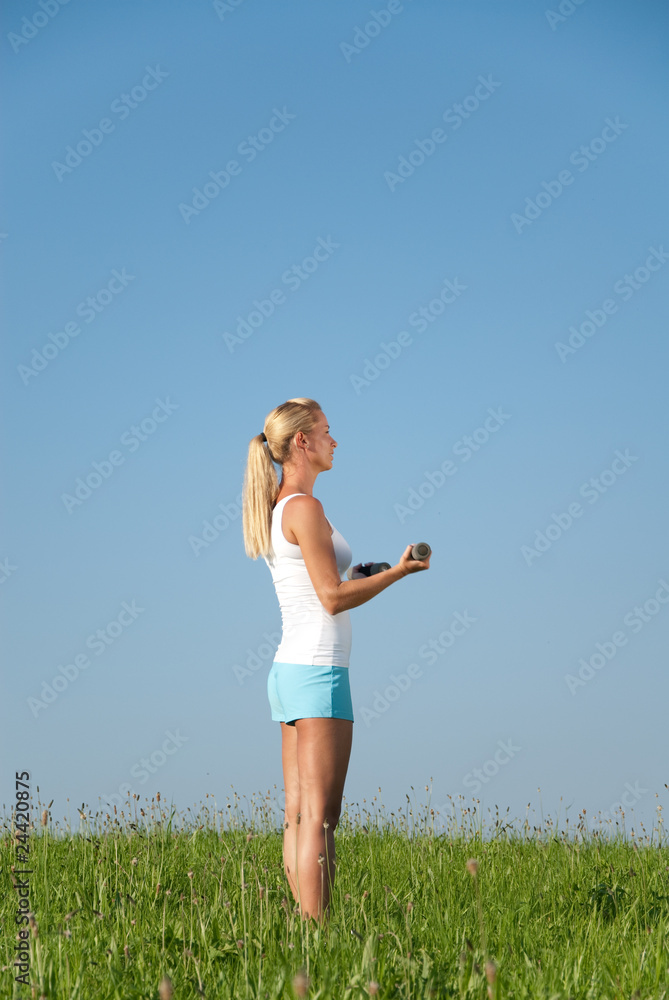 junge frau macht sport in ihrer freizeit junge frau macht sport in ihrer freizeit