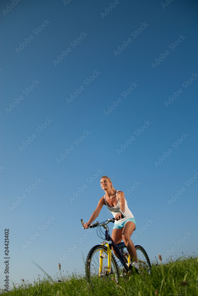 junge frau fährt mountainbike in ihrer freizeit junge frau fährt mountainbike in ihrer freizeit