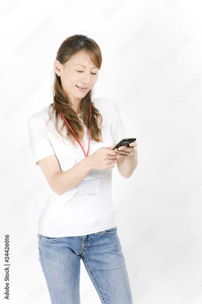 カジュアルな女性社員(スマートフォン) カジュアルな女性社員(スマートフォン)