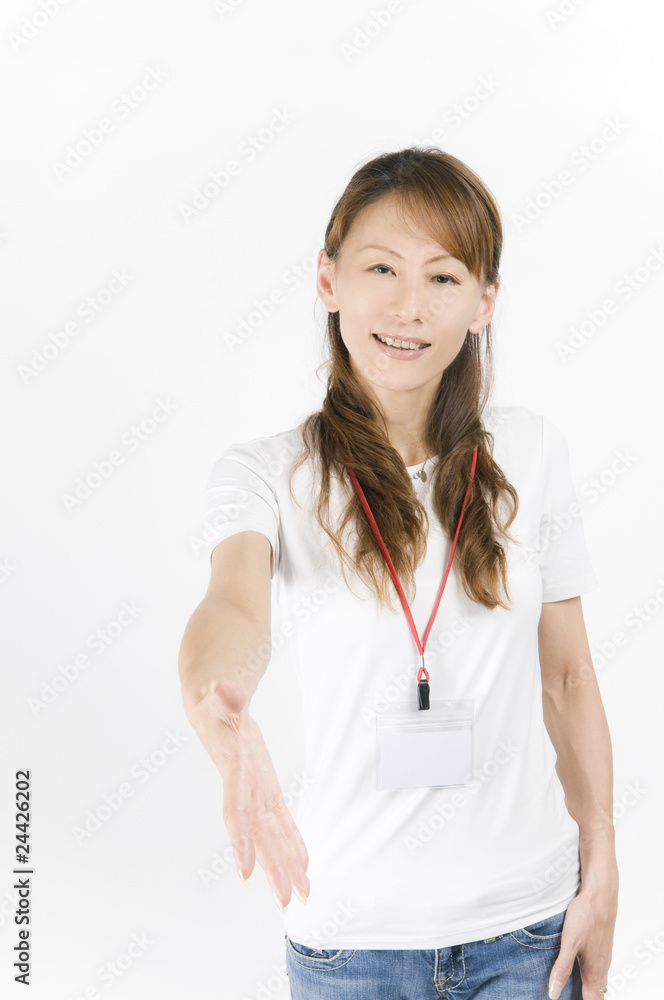 カジュアルな女性社員（握手）