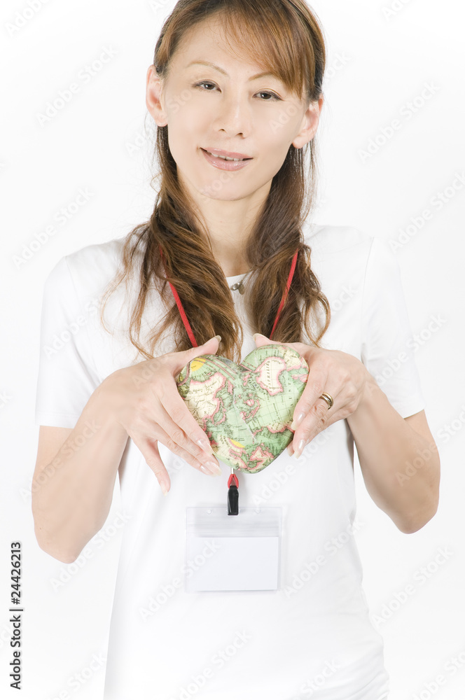 ハートの地球を持つ女性