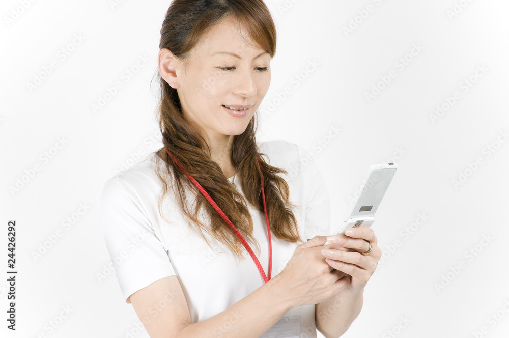 カジュアルな女性社員（携帯電話）