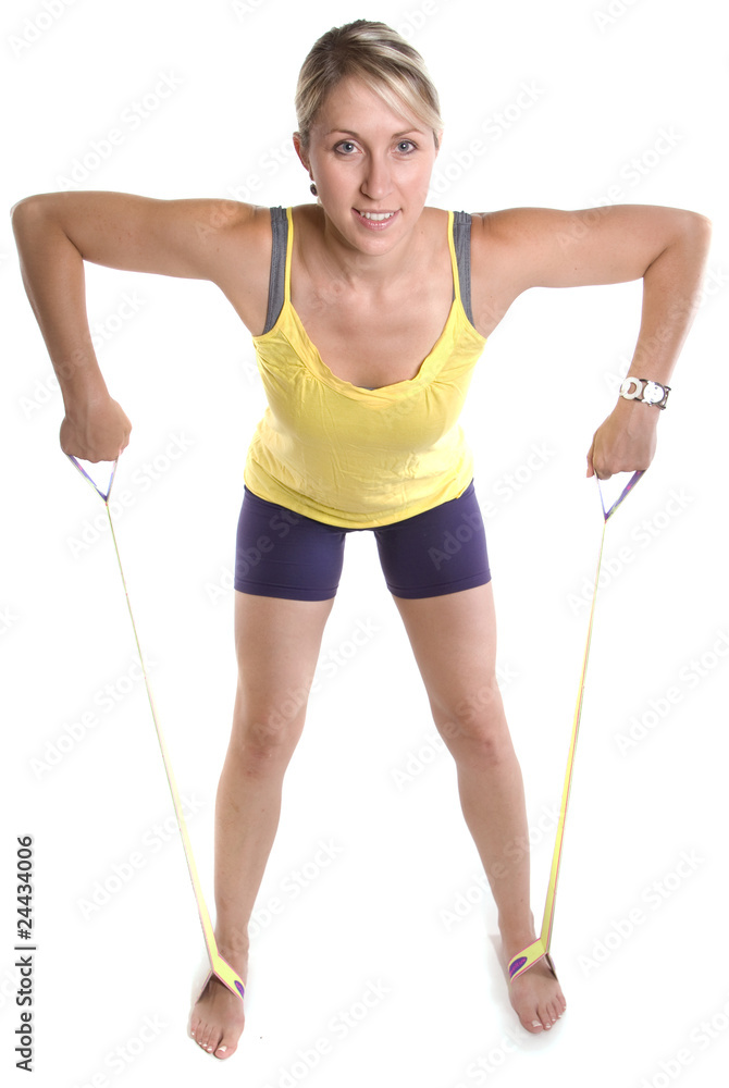 femme qui fait des exercices à l'élastique femme qui fait des exercices à l'élastique