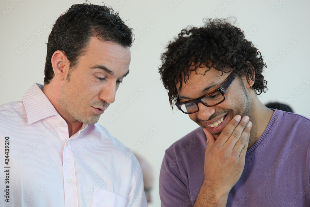 Portrait de deux hommes d'affaires