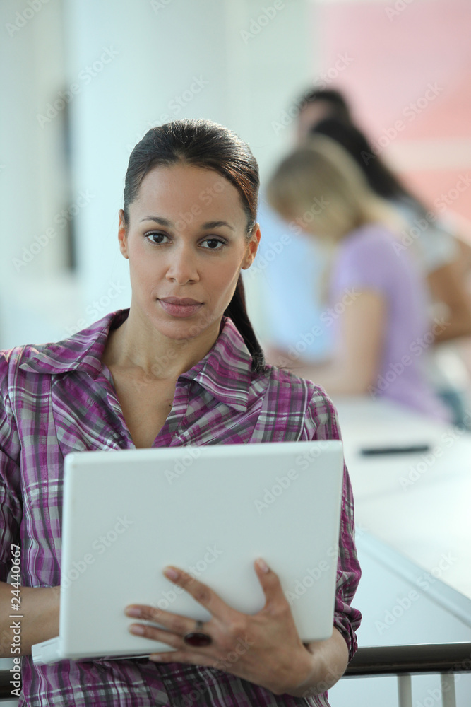 Portrait d'une femme d'affaires devant ordinateur portable Portrait d'une femme d'affaires devant ordinateur portable