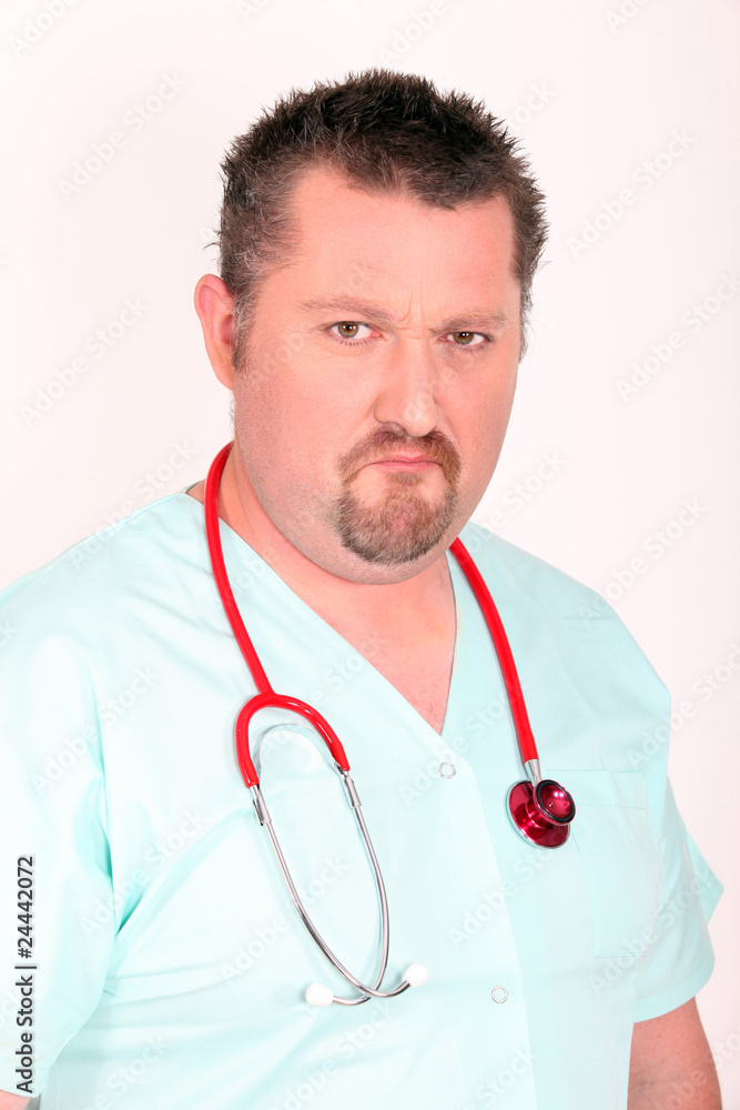 Portrait d'un médecin fronçant les sourcils Portrait d'un médecin fronçant les sourcils