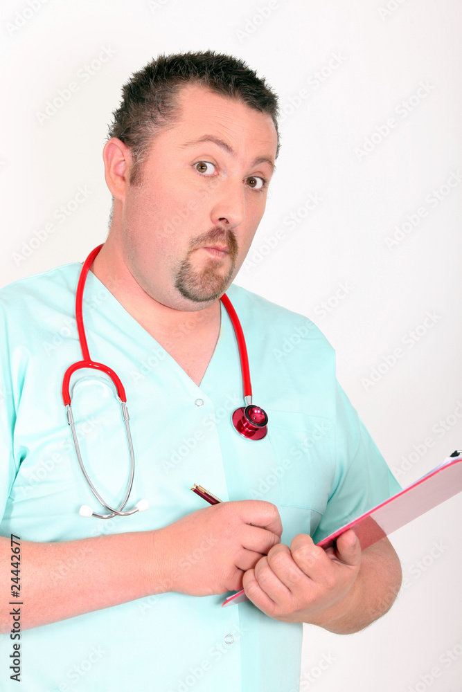 Portrait d'un médecin examinant dossier médical Portrait d'un médecin examinant dossier médical