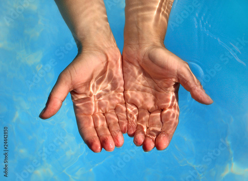 zwei Hände halten klares Wasser