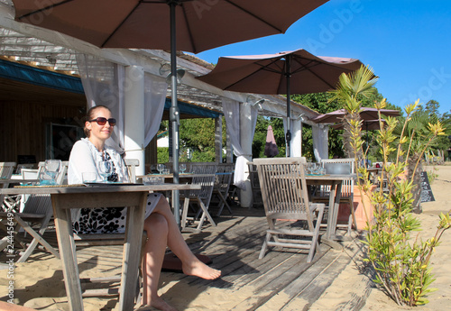 femme à la terrasse du restaurant de plage