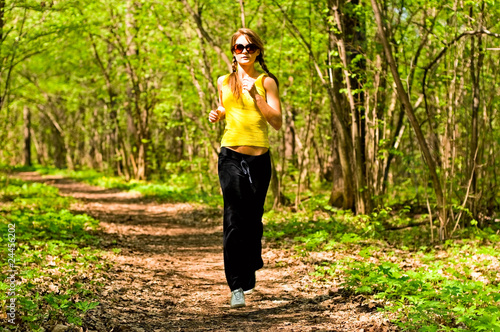 Fototapeta Naklejka Na Ścianę i Meble -  young woman running in forest