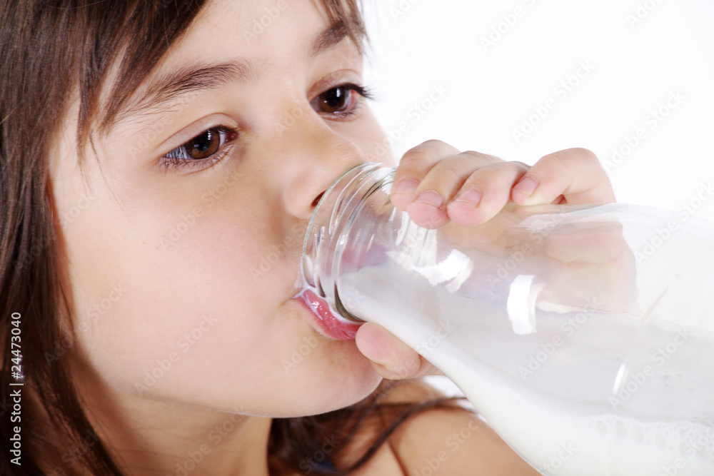 Junges Mädchen trinkt Milch Porträt Nahaufnahme Junges Mädchen trinkt Milch Porträt Nahaufnahme