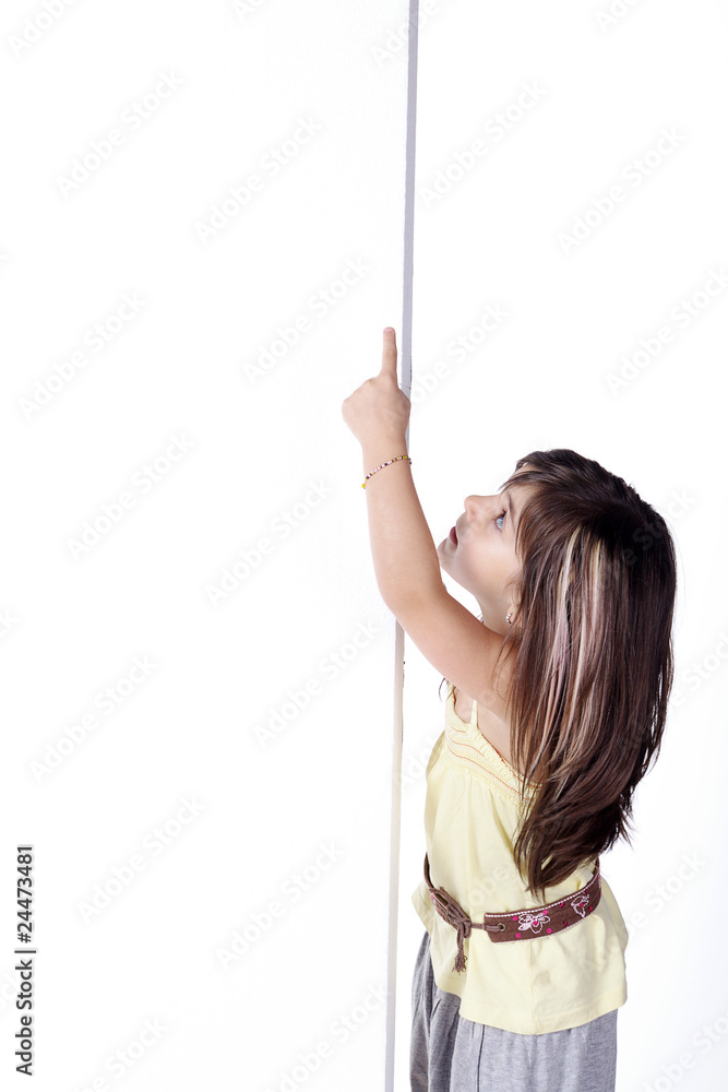 Mädchen mit Reklametafel weiss Porträt Mädchen mit Reklametafel weiss Porträt