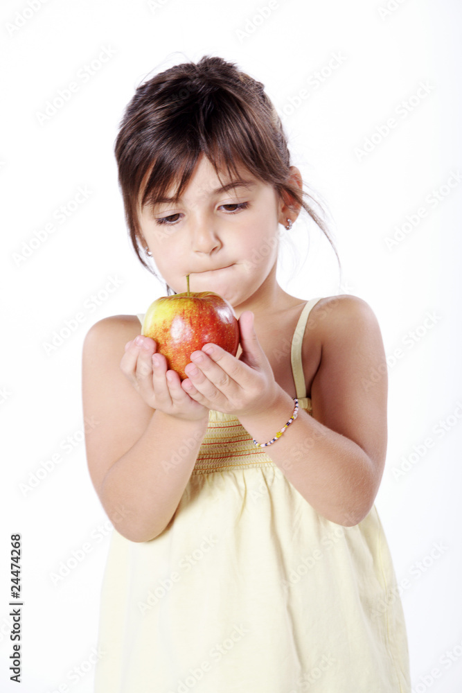 Mädchen schaut Apfel an Porträt Mädchen schaut Apfel an Porträt