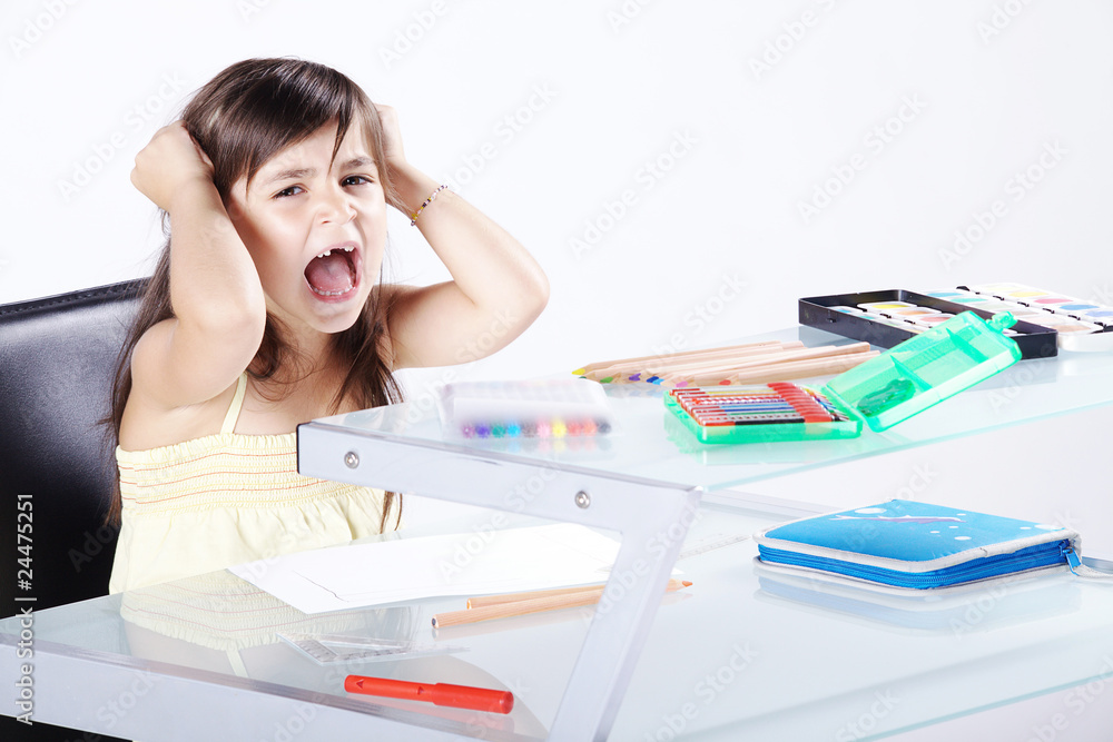 Kind mit Schreibtisch bei Hausaufgaben schreit Porträt Kind mit Schreibtisch bei Hausaufgaben schreit Porträt