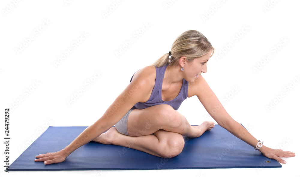 femme qui fait des exercices d'étirements sur un tapis femme qui fait des exercices d'étirements sur un tapis