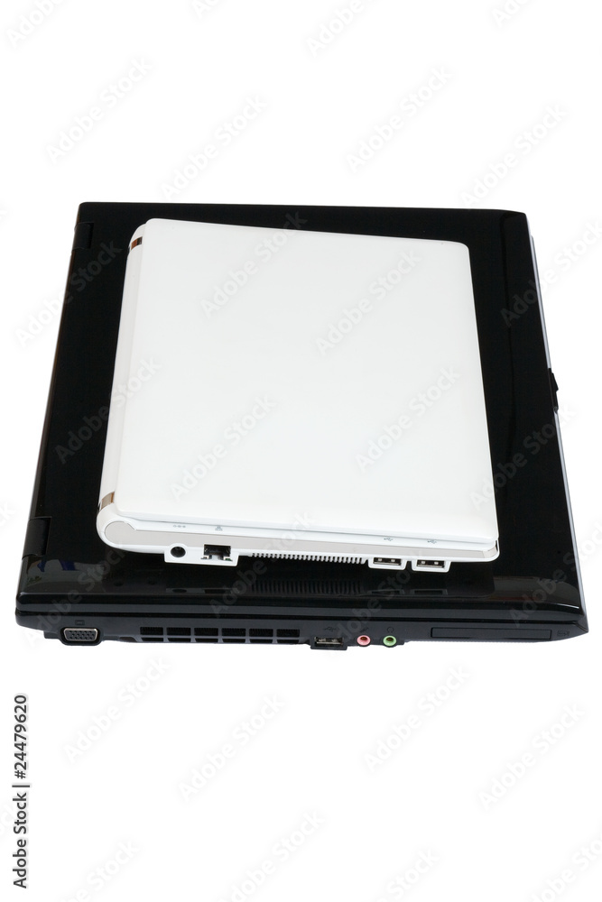 weißes Netbook und schwarzes Laptop im Größenvergleich weißes Netbook und schwarzes Laptop im Größenvergleich