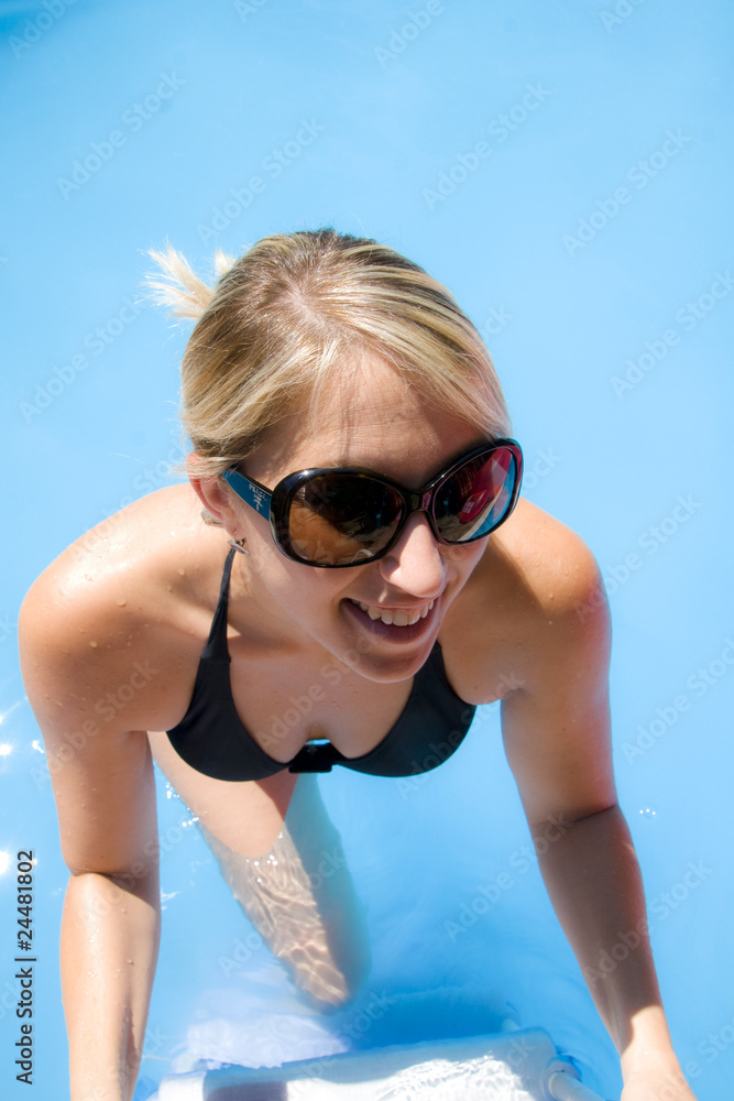 joli jeune femme qui sort de l'eau joli jeune femme qui sort de l'eau