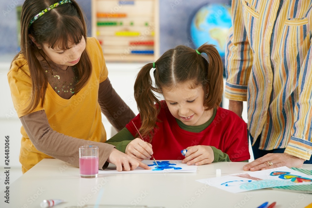 Fototapeta premium Malowanie uczniów szkoły podstawowej
