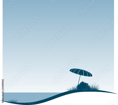Strand mit Düne und Sonnenschirm