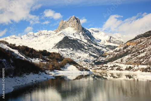 Foratata y Embalse de Lanuza, Pirineos photo