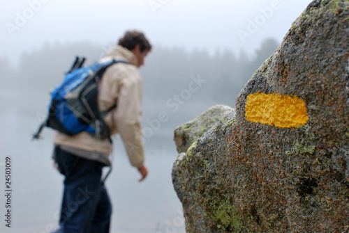 Marquage jaune sur rocher en randonnée